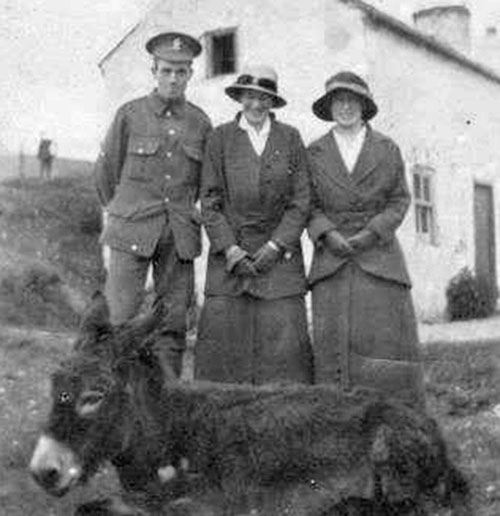 Francis Lennox with his two sisters.